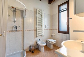 Dusche, Haartrockner, Bidet, Handtücher