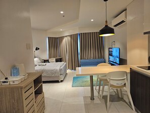 Standard-Studio, 1 Doppelbett und Schlafsofa, Küche, eingeschränkter Meerblick | Essbereich im Zimmer