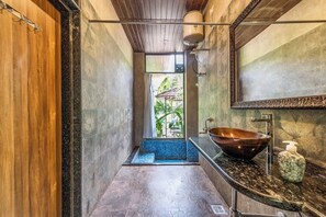 Superior-Einzelzimmer, Balkon, Gartenblick | Badezimmer | Dusche, kostenlose Toilettenartikel, Handtücher, Seife