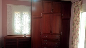 2 bedrooms, iron/ironing board, free WiFi