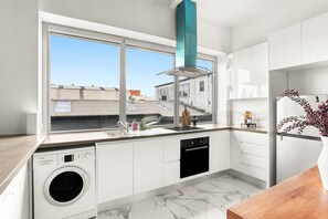 Frigorifero, microonde, forno, piano cottura