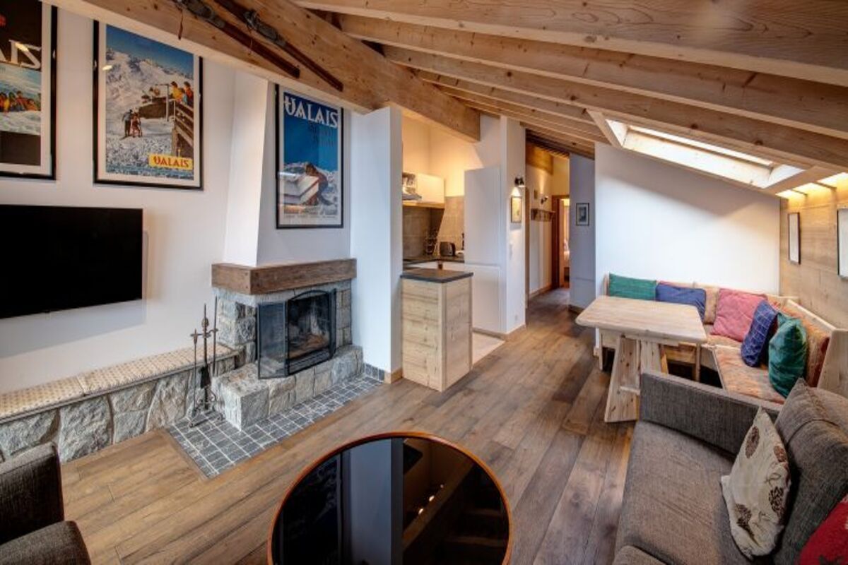 TV, fireplace, DVD player, books