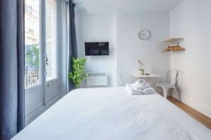 In-room safe, iron/ironing board, free WiFi - WS Hôtel de Ville - Musée Pompidou (Paris)