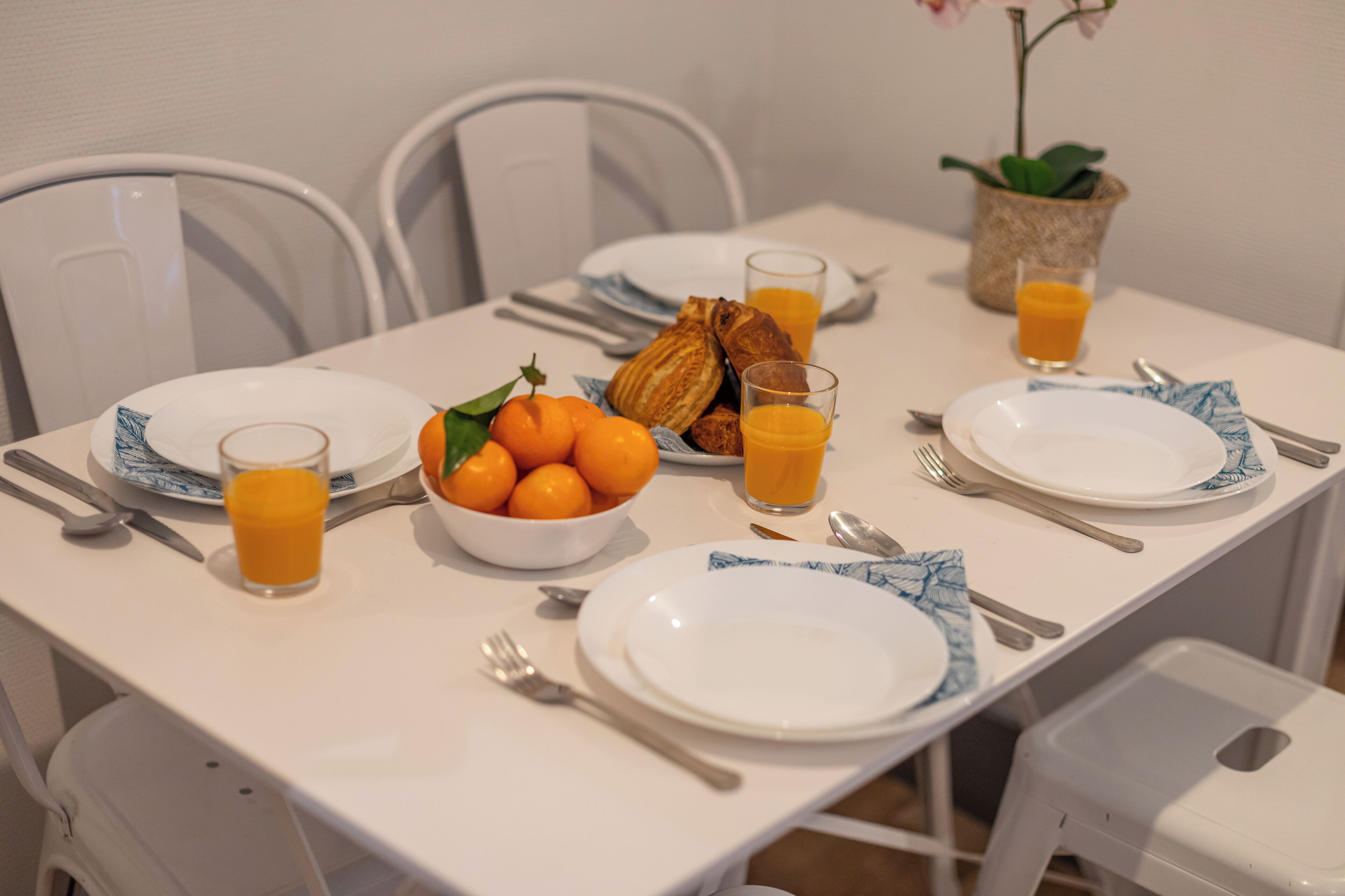Daily continental breakfast (EUR 12 per person)