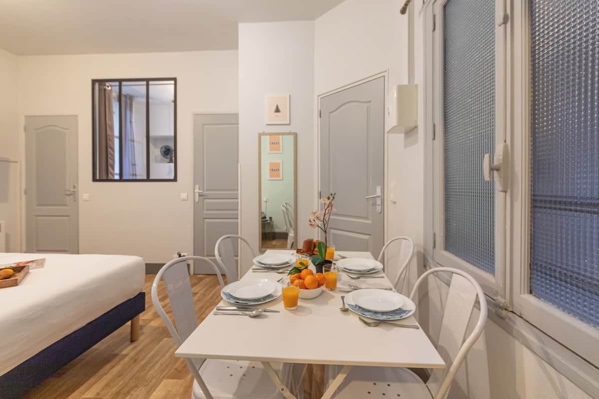 Bungalow | 1 camera, una cassaforte in camera, ferro/asse da stiro, Wi-Fi gratuito
