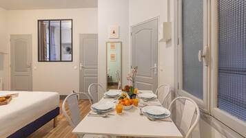 Caja de seguridad en la habitación y tabla de planchar con plancha