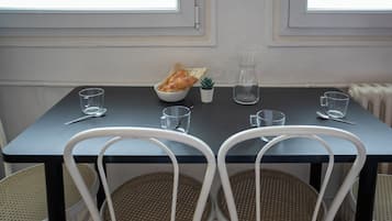 Petit déjeuner continental (12 EUR par personne)