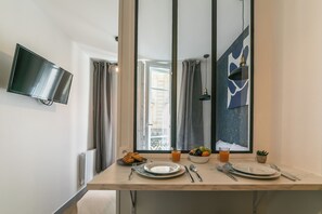 Departamento | Caja de seguridad en la habitación y tabla de planchar con plancha