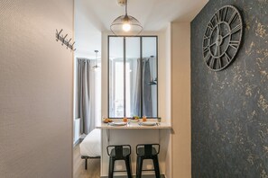 Estudio | Caja de seguridad en la habitación y tabla de planchar con plancha