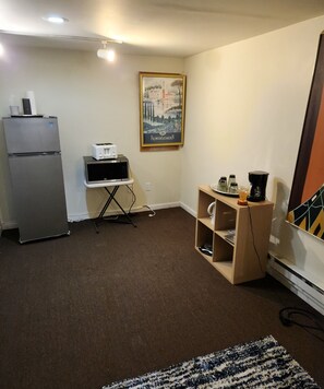 Interior - Charming 1-bedroom house with AC and WiFi in welcoming Newark (Newark)