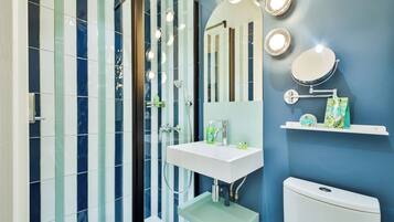 Studio | Bathroom