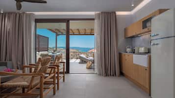 Elegant Suite Sea View | Coin cuisine privé | Réfrigérateur, plaque de cuisson, machine à expresso