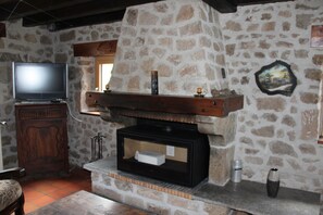 Fernseher, Kamin, Tischfußball, Bücher