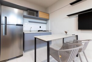 Refrigerador, microondas, utensilios de cocina