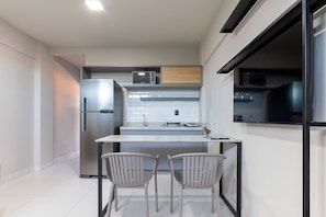 Réfrigérateur, micro-ondes, batterie de cuisine, vaisselle et ustensiles