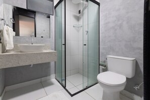 Dusj, håndklær og toalettpapir