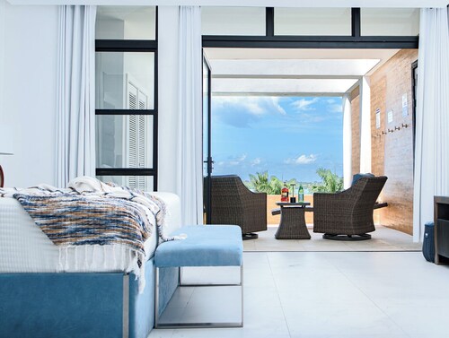 Welcome N/H Villa Paradise in enchanting Reading, Montego Bay with AC, Gym, WiFi