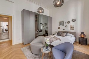 3 camere, una scrivania, ferro/asse da stiro, Wi-Fi gratuito