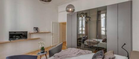 3 habitaciones, escritorio, tabla de planchar con plancha y wifi gratis