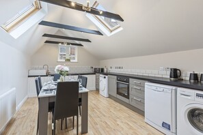 Fridge, microwave, oven, stovetop - Redhill Hideaway: Stylish Barn Apartment (Surrey)