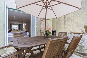 Outdoor dining - Redhill Hideaway: Stylish Barn Apartment (Surrey)