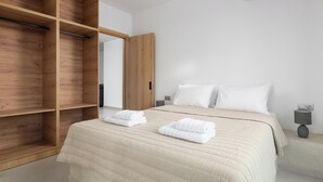 Un dormitorio moderno con una cama, un armario de madera y una mesita de noche.