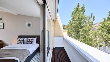 5 bedrooms, laptop workspace, iron/ironing board, bed sheets