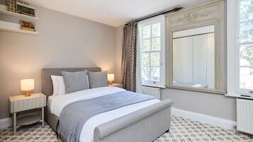 5 bedrooms, laptop workspace, iron/ironing board