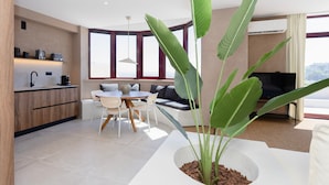 Un espacio habitable moderno con cocina, comedor y zona de estar.