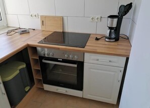 Frigorifero, microonde, forno, piano cottura