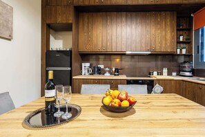 Wasserkocher mit Kaffee-/Teezubehör, Kühlschrank, Ofen, Herdplatte