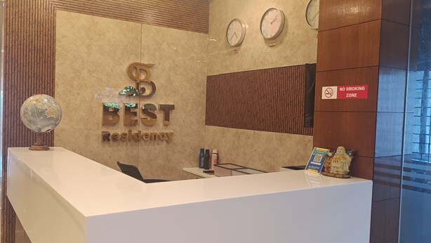 Una reception con una targa che riporta "BEST Residency" e un cartello "NO SMOKING ZONE".