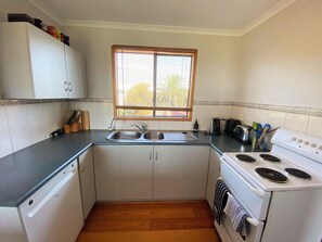 Frigorífico, microondas, placa de cocina y lavavajillas