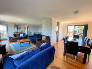 TV, DVD player, stereo - Bashams Beach House 7 Sun Crt Middleton (Middleton)