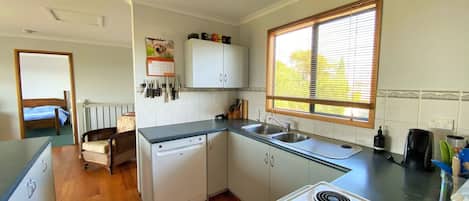 Refrigerador, microondas, placa de cocina, lavavajillas