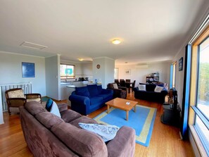 Fernseher, DVD-Player, Stereoanlage