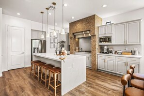 Frigorífic, microones, forn i placa de cuina 