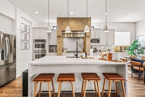 Køleskab, mikrobølgeovn, ovn, kogeplade