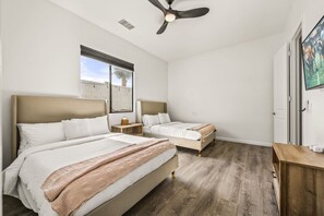 6 室のベッドルーム、デスク、アイロン / アイロン台、旅行用ベビーベッド