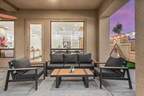 テレビ、暖炉、卓球台