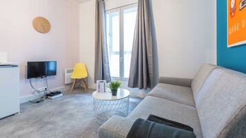 Caja de seguridad en la habitación y tabla de planchar con plancha