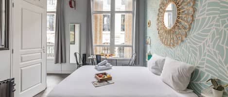 Caja de seguridad en la habitación y tabla de planchar con plancha