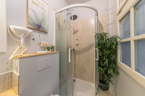 Studio | Bathroom