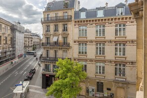 A street view with historic buildings, a tree, and parked vehicles. - WS Louvre - Etienne Marcel (Paris)