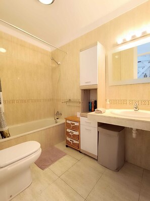 Haartrockner, Handtücher, Seife, Shampoo