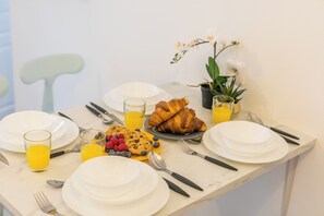 Tägliches kontinentales Frühstück (12 EUR pro Person)