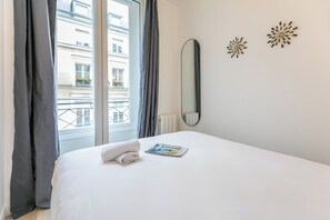 Coffres-forts dans les chambres, fer et planche à repasser