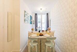 Studio | Living area | TV - WS - Haut-Marais - Carreau du Temple (Paris)