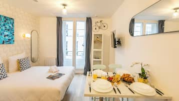 1 dormitori, caixa forta a l'habitació i planxa i posts de planxar