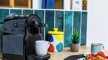 Dagelijks continentaal ontbijt (EUR 12 per persoon)